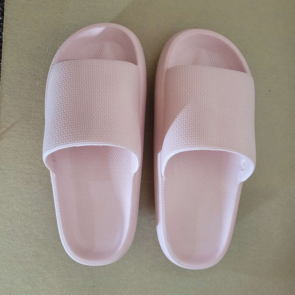 Sootheez light pink sandal slippers